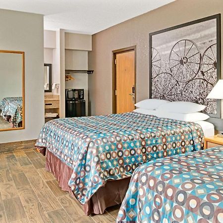 Super 8 By Wyndham Walnut Exterior foto